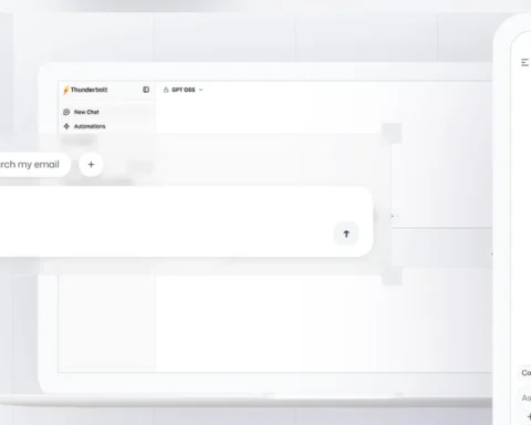 Una imagen destacada amplia que muestra la interfaz del cliente de IA Mozilla Thunderbolt en una pantalla de laptop y un dispositivo móvil. La interfaz de usuario es limpia y minimalista, con un cuadro de texto que dice "Pregúntame cualquier cosa" y botones de acción rápida para investigación, organización de archivos y búsqueda de correos electrónicos. Un logotipo de rayo multicolor vibrante es prominente en la pantalla móvil.
